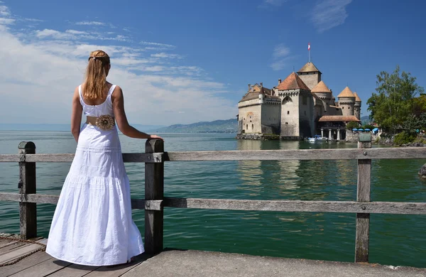 Девушка смотрит на замок Чиллион. Женевское озеро — стоковое фото
