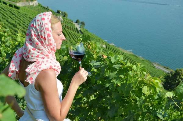 Kvinna smakar rödvin i lavaux, Schweiz — Stockfoto