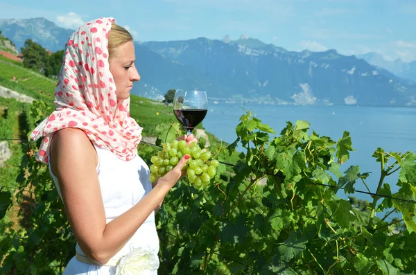 Donna che degusta vino rosso a Lavaux, Svizzera — Foto Stock