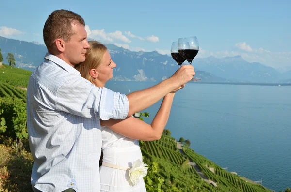 Man and woman tasting wine among vineyards in Lavaux, Switzerlan — Stock Photo, Image