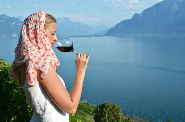 Donna che degusta vino rosso a Lavaux, Svizzera — Foto Stock