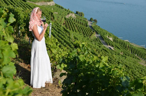 Woman tasting red wine among vineyards in Lavaux, Switzerland — Stock Photo, Image
