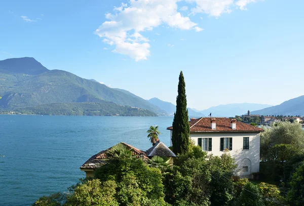 Gravedonna stad aan de beroemde Italiaanse Comomeer — Stockfoto