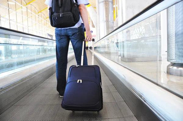 Traveler with a suitcase on the speedwalk — Stock Photo, Image