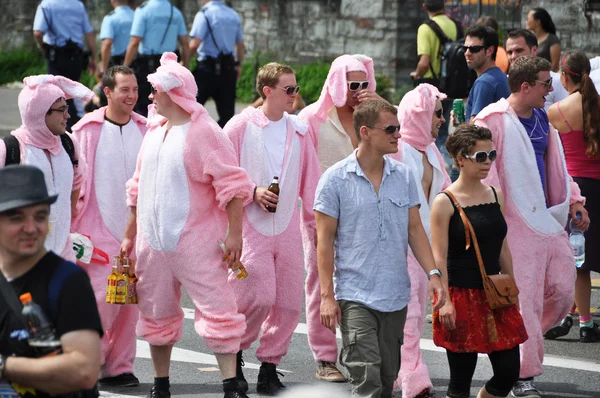 ZURICH - AUGUST 13: 20th Street Parade in Zurich. Crowd of visit — Stock Photo, Image