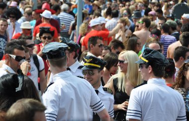 Zürih - 13 Ağustos: Zürih'te 20 Street Parade. Kalabalık bir ziyaret