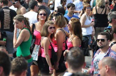 Zürih - 13 Ağustos: Zürih'te 20 Street Parade. Kalabalık bir ziyaret