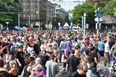 Zürih - 13 Ağustos: Zürih'te 20 Street Parade. Kalabalık bir ziyaret