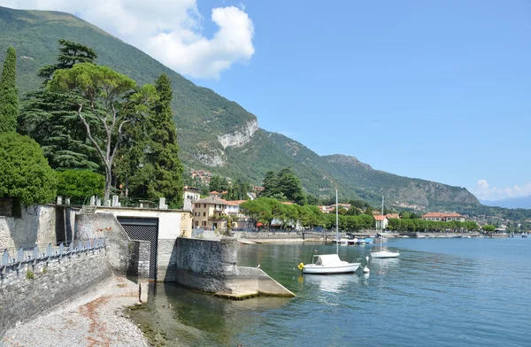 Lenno ville au célèbre lac italien de Côme — Photo