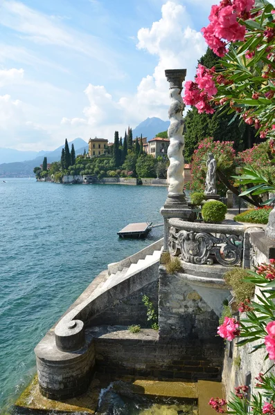 Vista para o lago Como de Villa Monastero. Itália — Fotografia de Stock