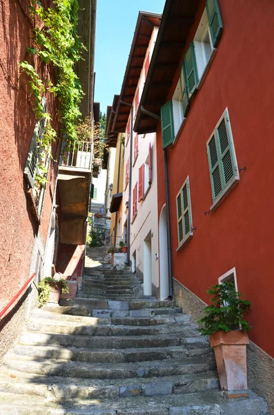 Calle estrecha de la ciudad de Varenna en el lago Como, Italia —  Fotos de Stock