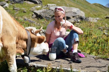 bir şişe süt ve bir inek kız. Jungfrau bölge, İsviçre