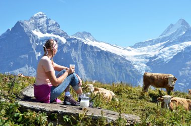 bir şişe süt ve inek kız. Jungfrau bölge, İsviçre
