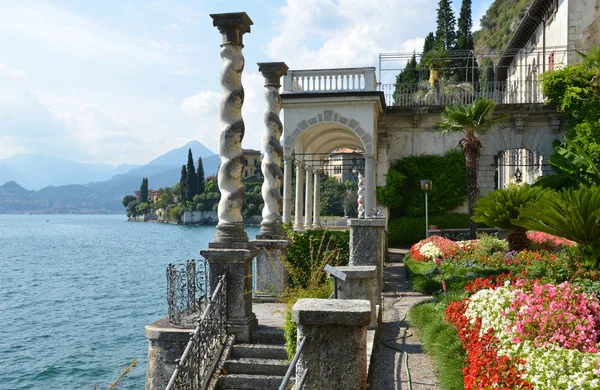 Pohled na jezero como z villa monastero. Itálie — Stock fotografie