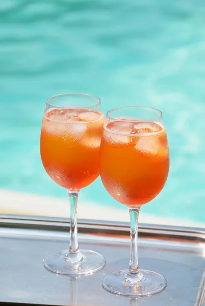 Par de cócteles en la piscina — Foto de Stock