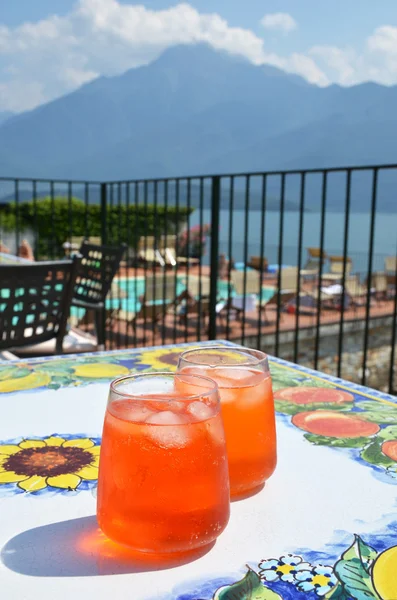 Par de bebidas contra o lago Como, Itália — Fotografia de Stock
