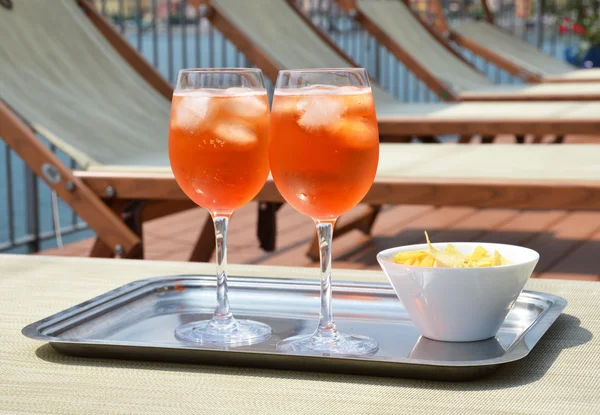 Pair of traditional Italian Spritz cocktails at the swimming poo — Stock Photo, Image