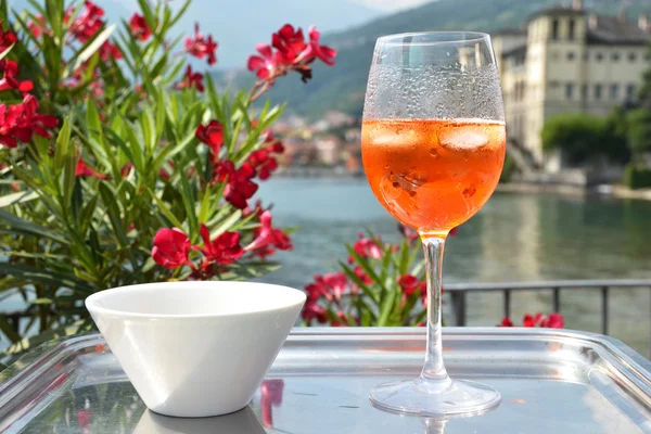 Traditional Italian Spritz cocktail against lake Como, Italy — Stock Photo, Image