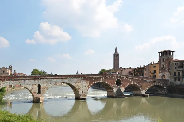St. peter köprü adige Nehri. Verona, İtalya — Stok fotoğraf