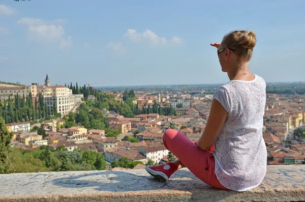 Menina olhando para a cidade de Verona, Itália — Fotografia de Stock