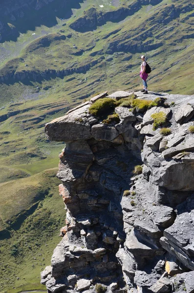 Traveler on the top of a rock. Switzerland — Stock Photo, Image