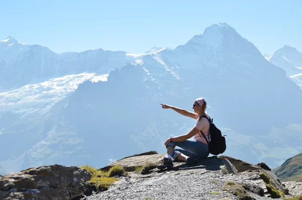 Traveler on the top of a rock. Switzerland — Stock Photo, Image