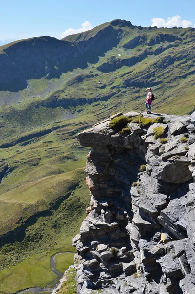 旅行者は岩の上に。スイス — ストック写真