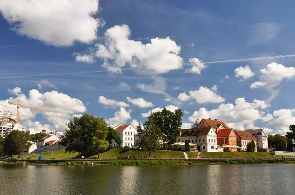 Minsk Innenstadt über den Fluss Swisloch — Stockfoto