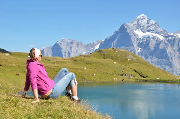 Viaggiatore nel prato alpino. Regione di Jungfrau, Svizzera — Foto Stock