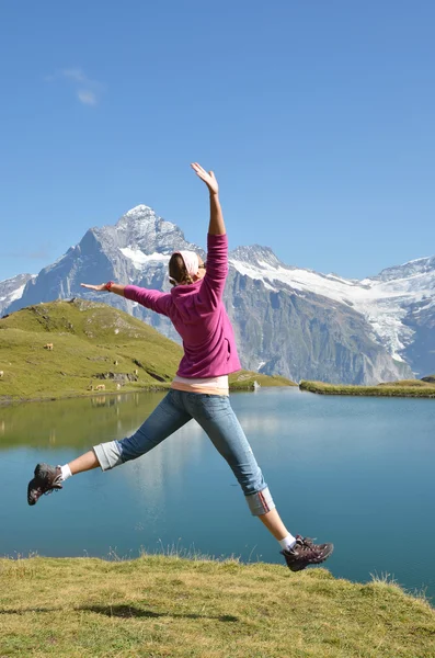 Девушка против альпийских пейзажей. Швейцария — стоковое фото