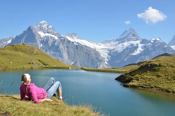 Viaggiatore nel prato alpino. Regione di Jungfrau, Svizzera — Foto Stock