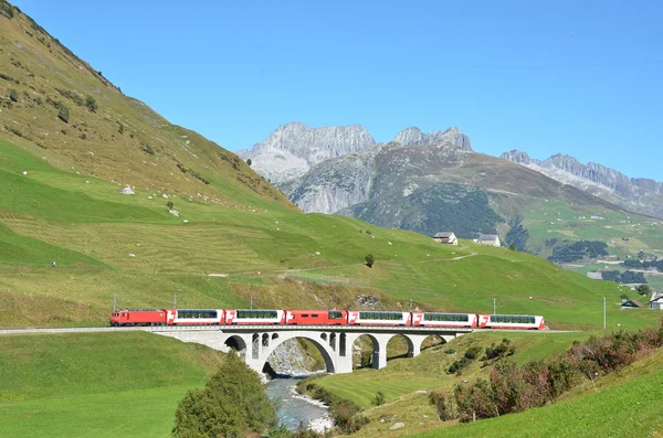 Tåget passerar en bro. Furka pass, Schweiz — Stockfoto