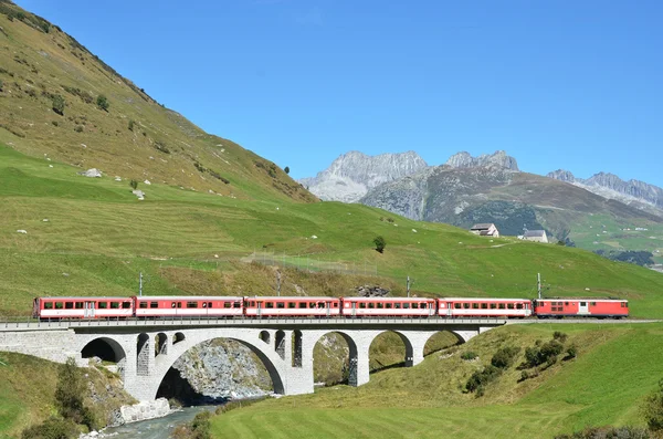 Tren pasando un puente. Furka pass, Suiza — Foto de Stock