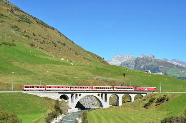 Comboio a passar uma ponte. Furka pass, Suíça — Fotografia de Stock