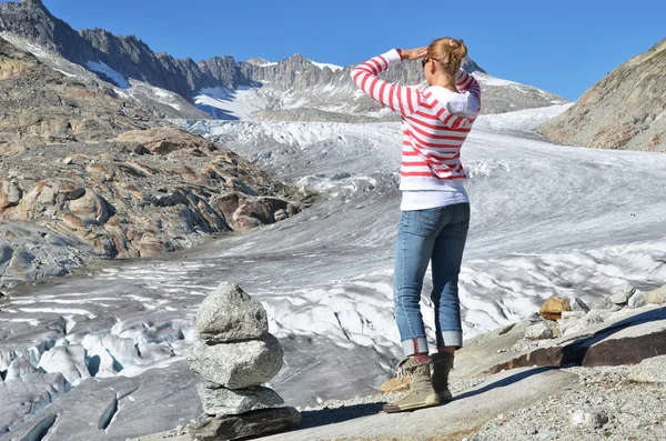 Viaggiatore contro il ghiacciaio del Rodano. Svizzera — Foto Stock