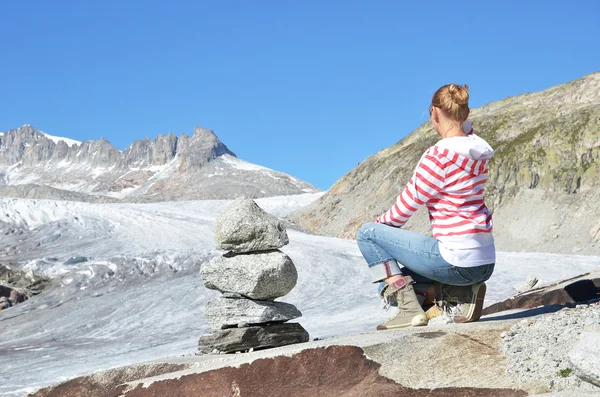 Traveler against Rhone glacier. Switzerland — Stock Photo, Image