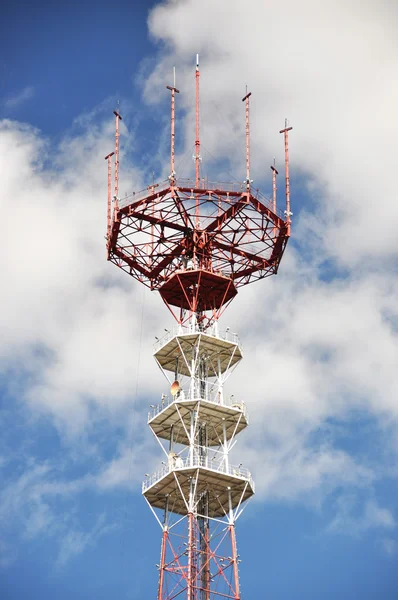 Telekommunikationen står hög — Stockfoto