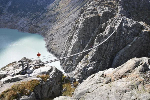 Trift, berömda 170m hängande bron. Schweiz — Stockfoto