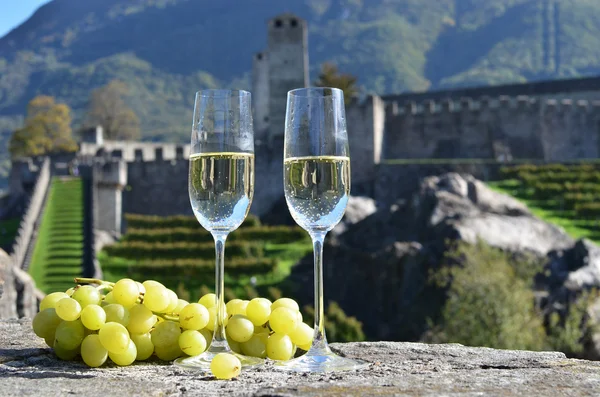 Un par de copas de champán y uvas. Bellinzona, Suiza — Foto de Stock