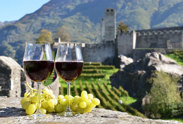 Coppia di bicchieri da vino e uva. Bellinzona, Svizzera — Foto Stock