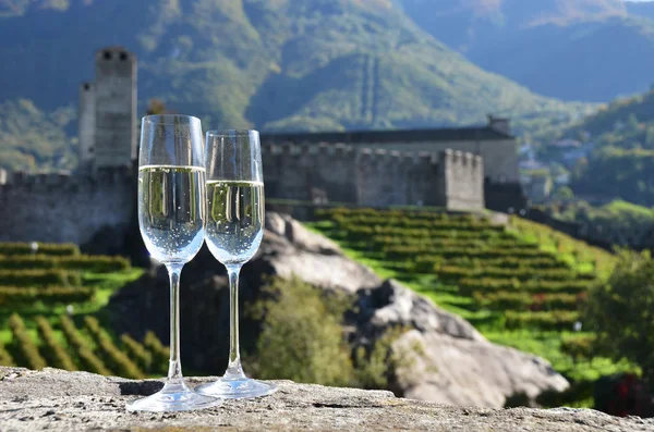 Coppia di bicchieri di champagne e uva. Bellinzona, Svizzera — Foto Stock
