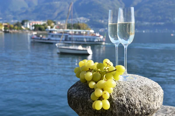 Dos copas de champán y uvas — Foto de Stock