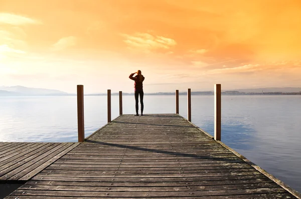 Ragazza sul molo. Lago di Zugo, Svizzera — Foto Stock