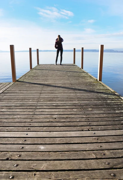 Une fille sur la jetée. Lac de Zoug, Suisse — Photo