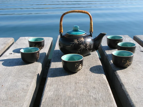 Chinesischer Tee auf einem Holzsteg — Stockfoto