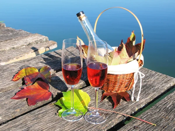 Два бокала вина на деревянной пристани — стоковое фото