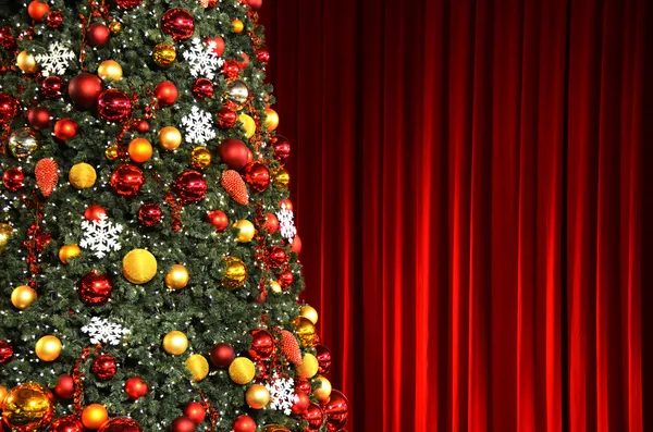 Albero di Natale contro drappeggio rosso — Foto Stock