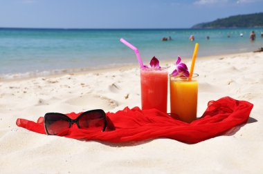 Çift meyve shakes, kırmızı şal ve p plajda güneş gözlüğü