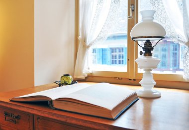 eski petrol-lamba ve pencere karşı bir kitap