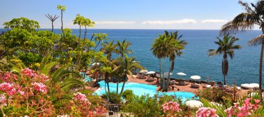 Atlas Okyanusu'nun karşı bir lüks otel alanı. Tenerife Adası,